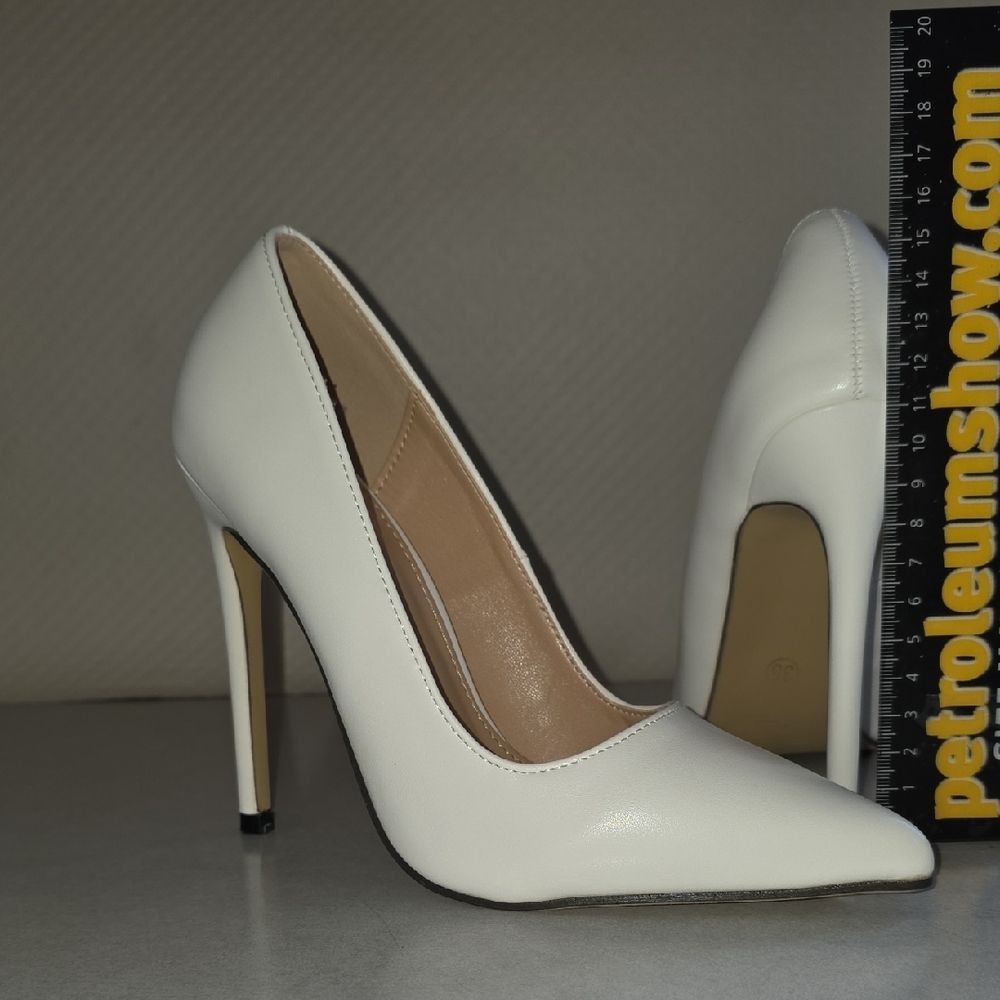 NEW Astuccio elegant SIZE 35 Light Cream Heels.